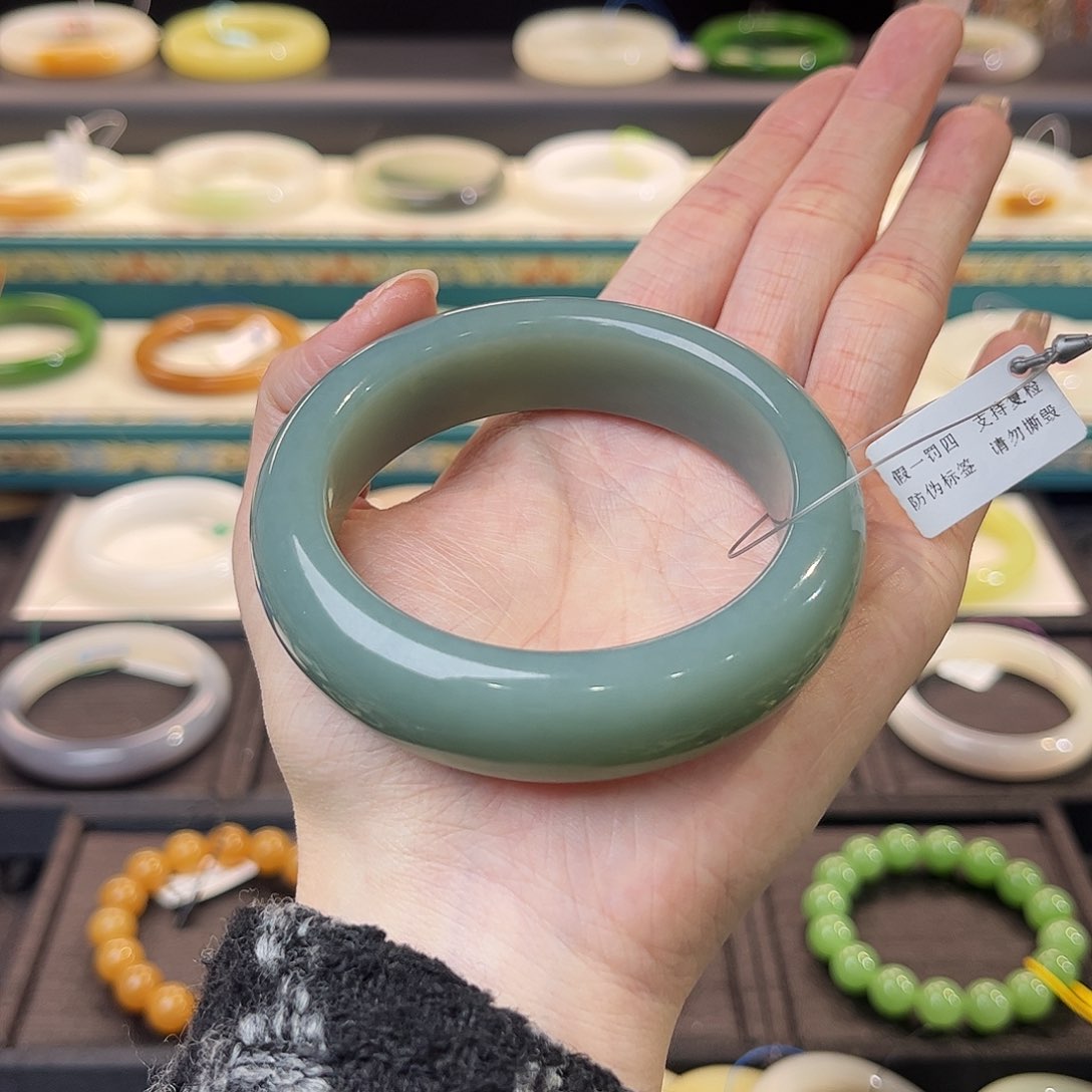 和田玉手镯未镶嵌宝石蓝