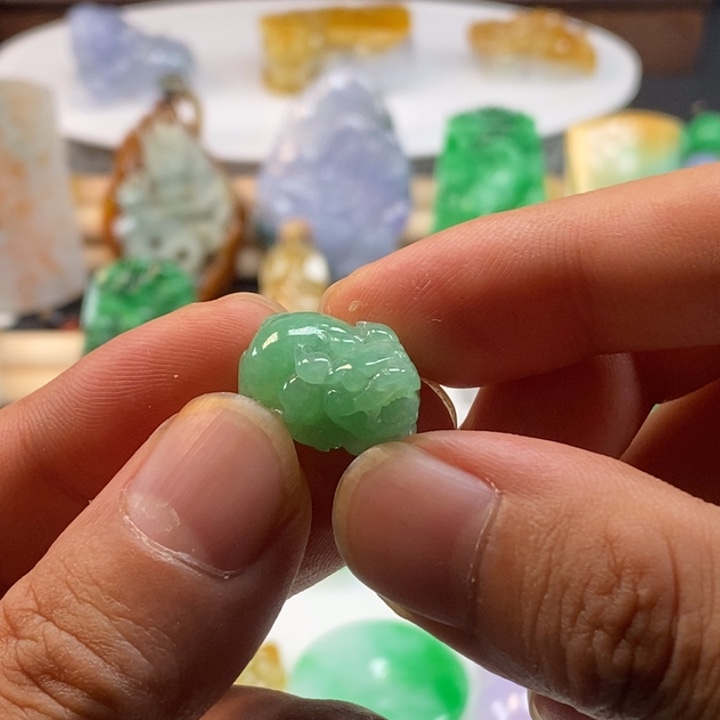 翡翠未镶嵌颈饰绿貔貅