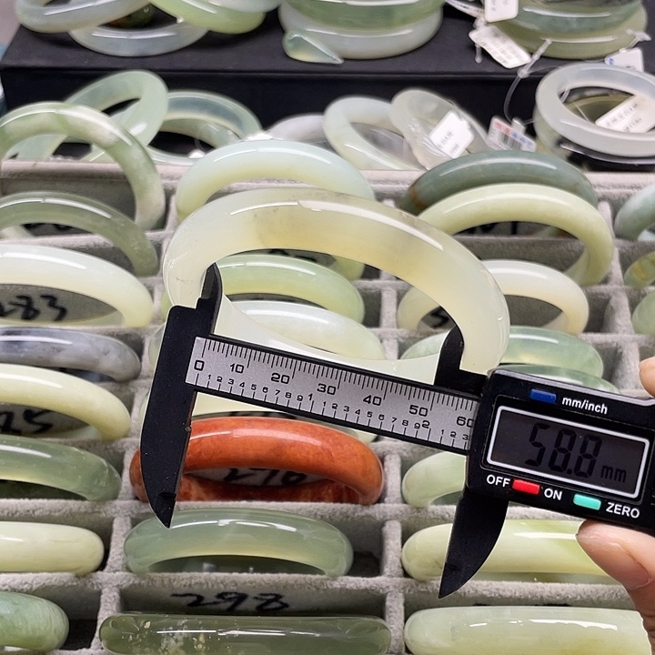 蛇纹石玉未镶嵌手镯290