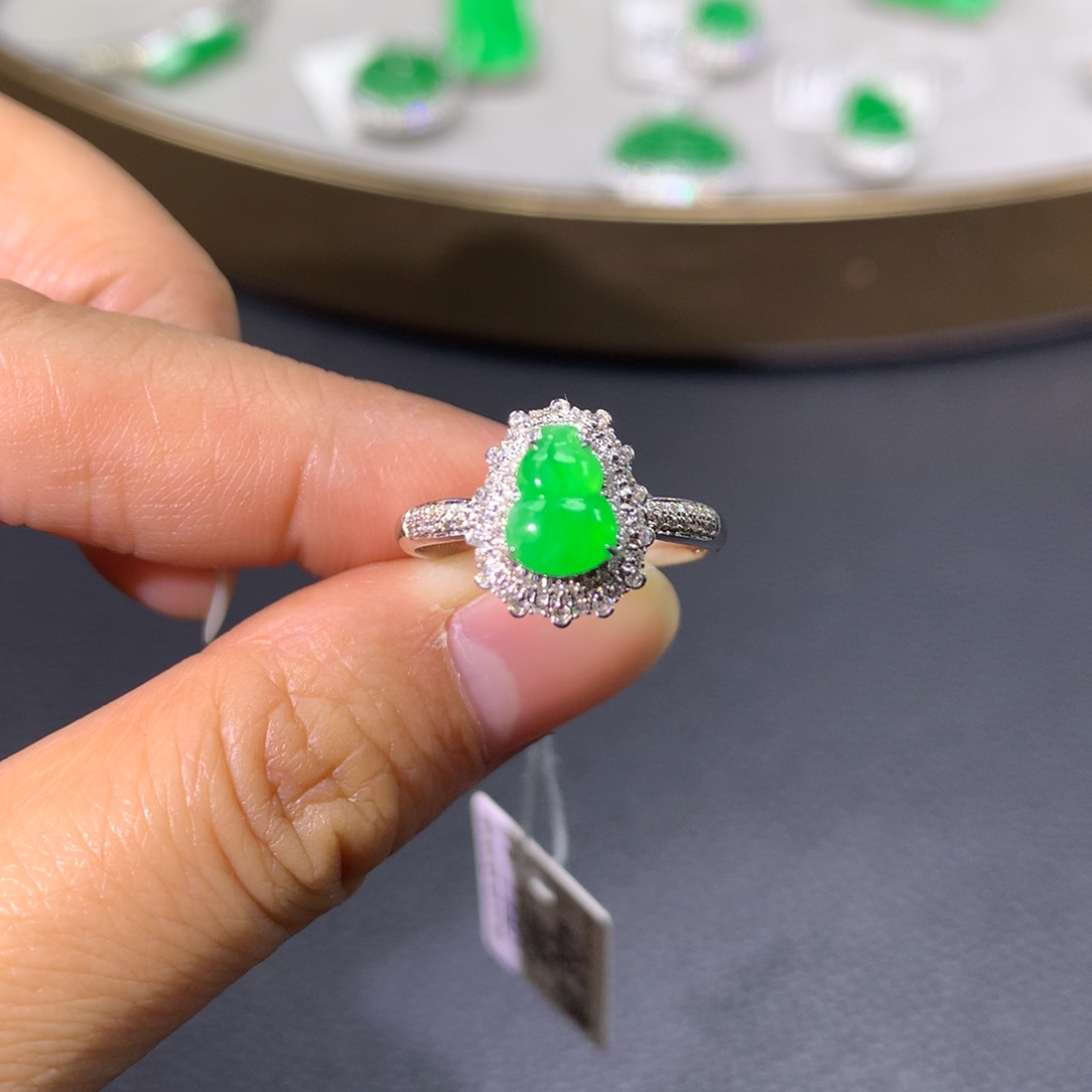 翡翠戒指18K金镶嵌翡翠