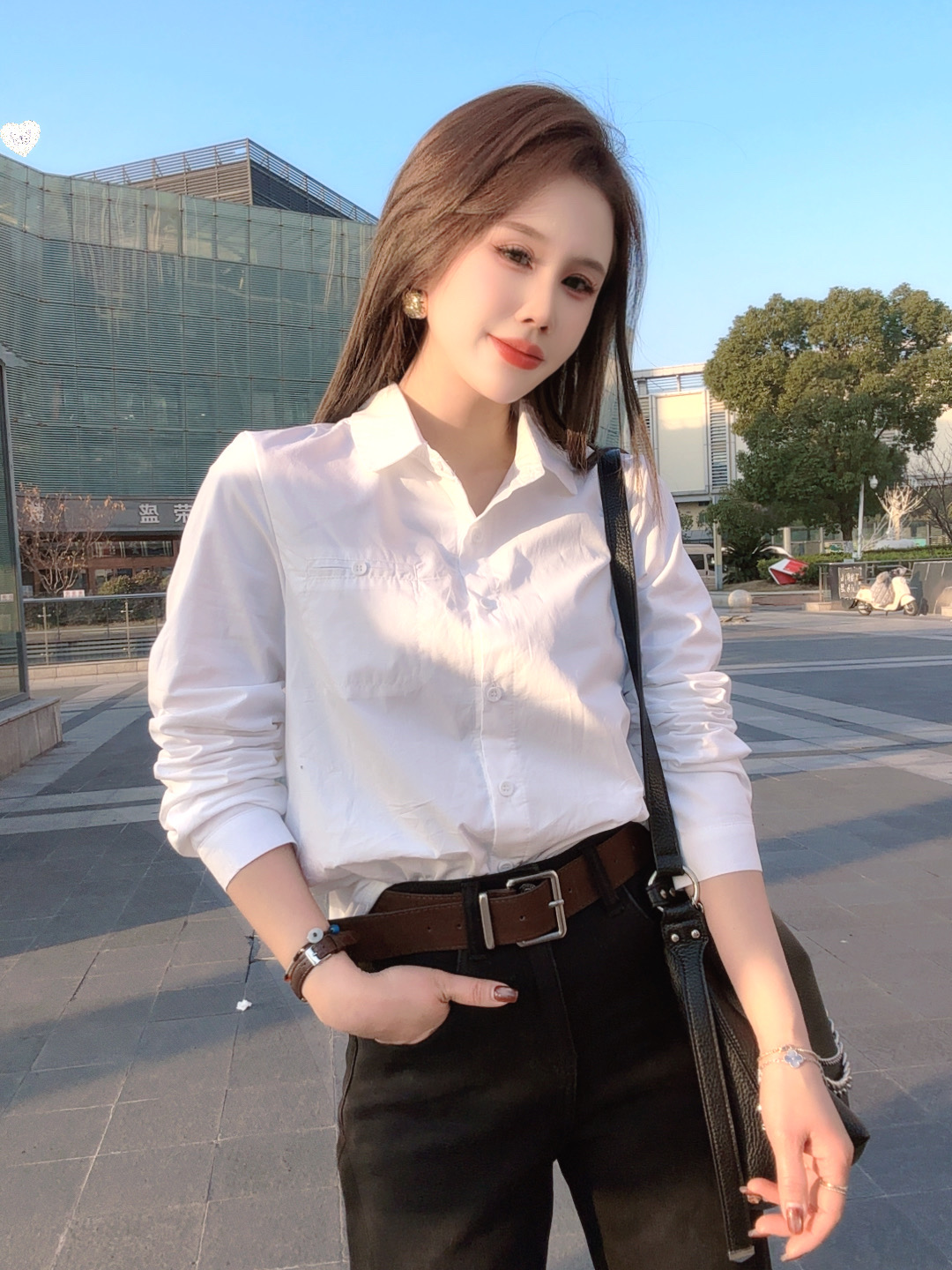 恰逢景梅子自留款长袖衬衣简约通勤打底上衣纯色加绒翻领白色衬衫