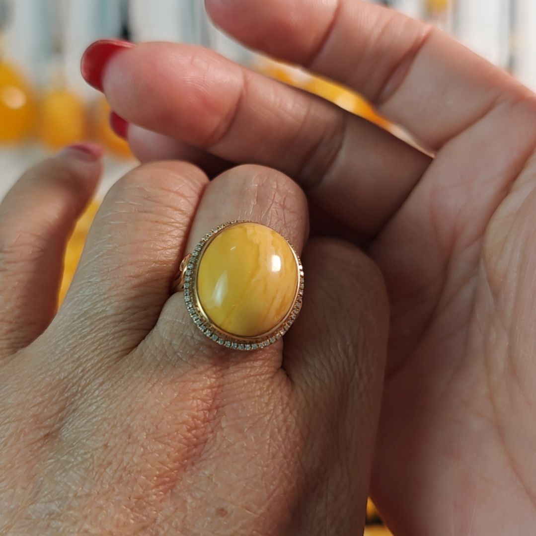 18K金镶嵌蜜蜡戒指18k金镶嵌戒指。