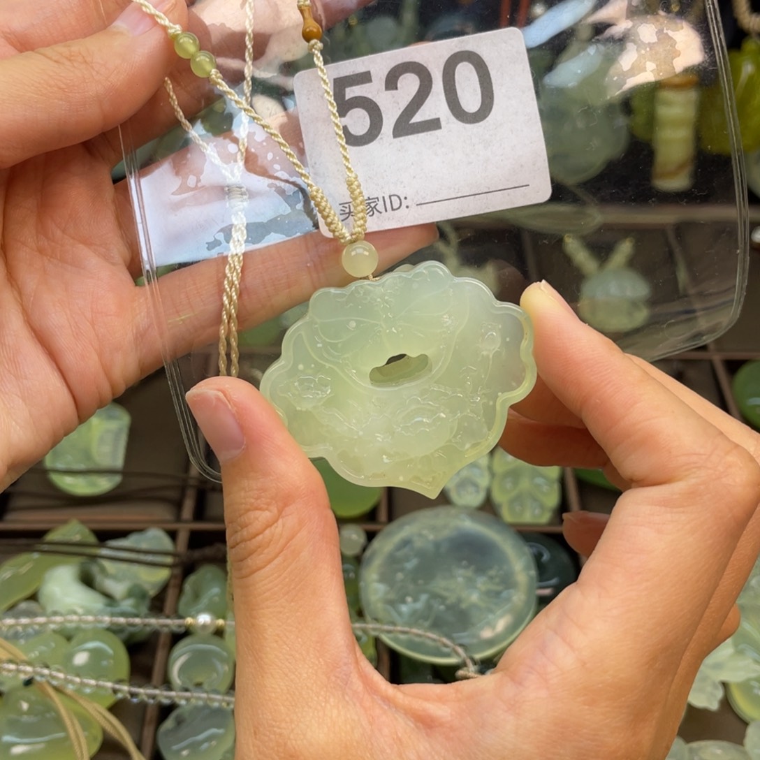 糯***）蛇纹石玉未镶嵌颈饰