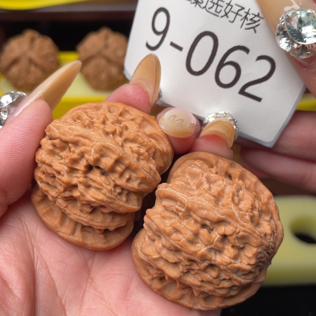 文玩核桃把件41红皮白狮子