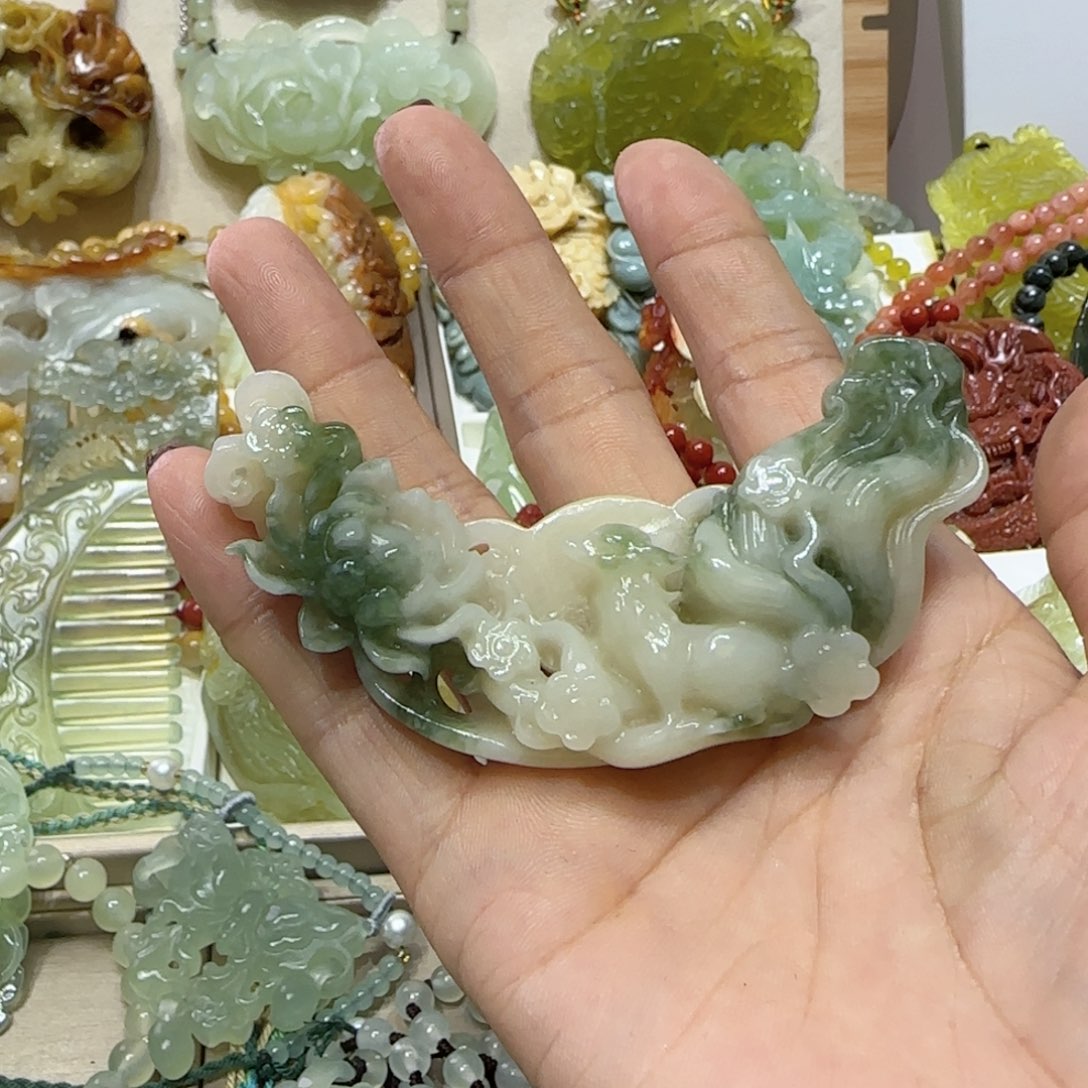 未镶嵌蛇纹石玉吊坠荔**?