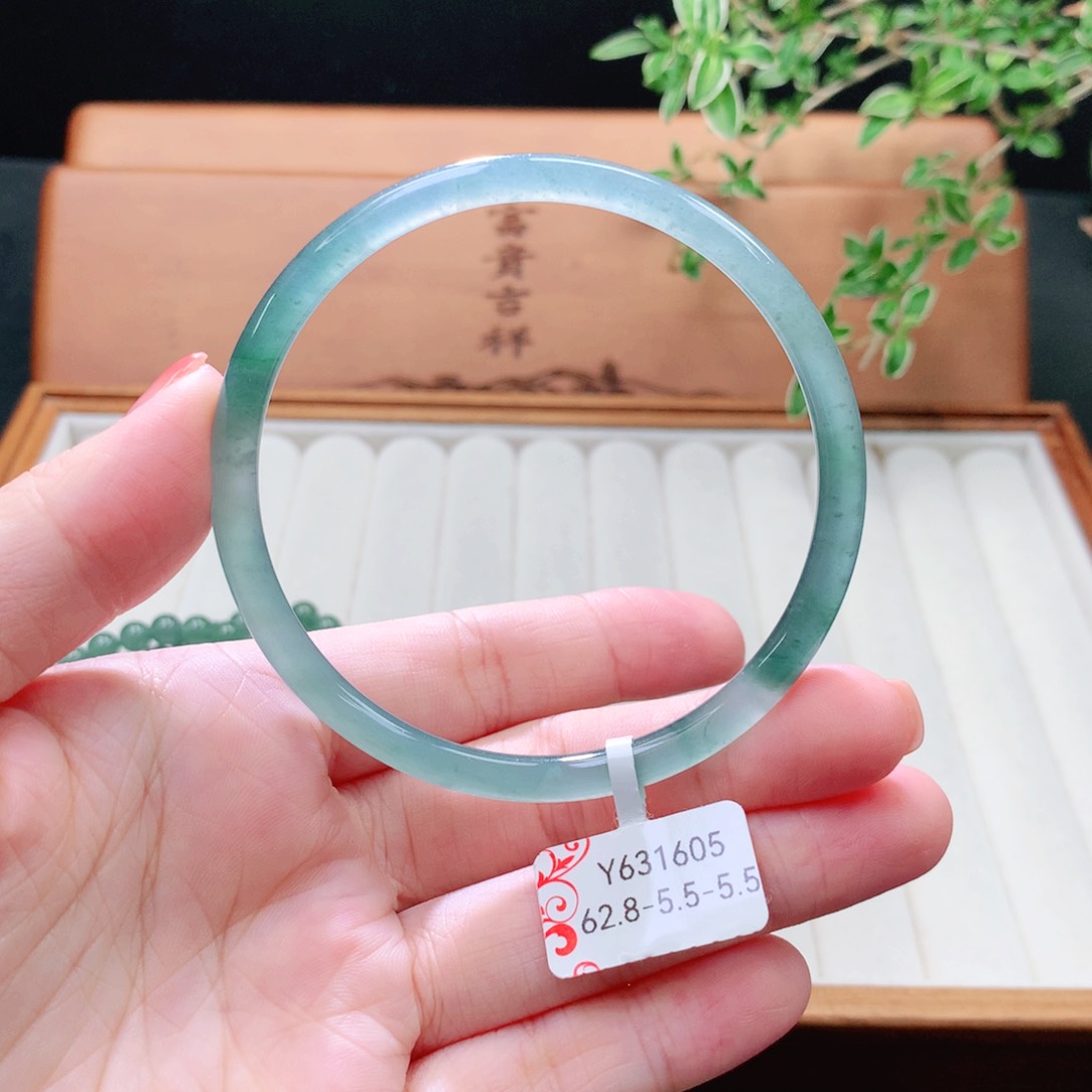 未镶嵌手镯（圆镯）翡翠