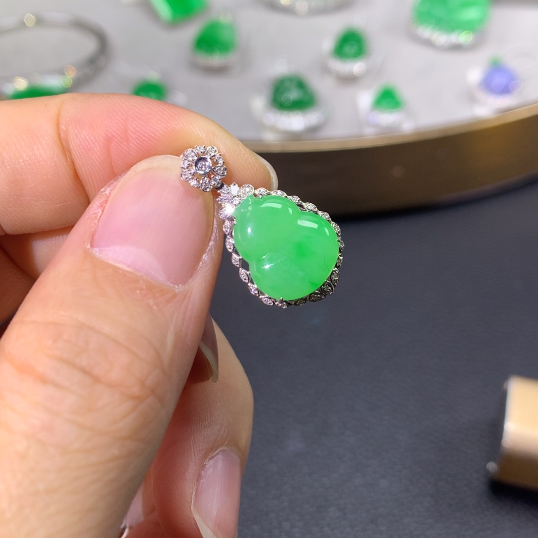 翡翠颈饰18K金镶嵌翡翠