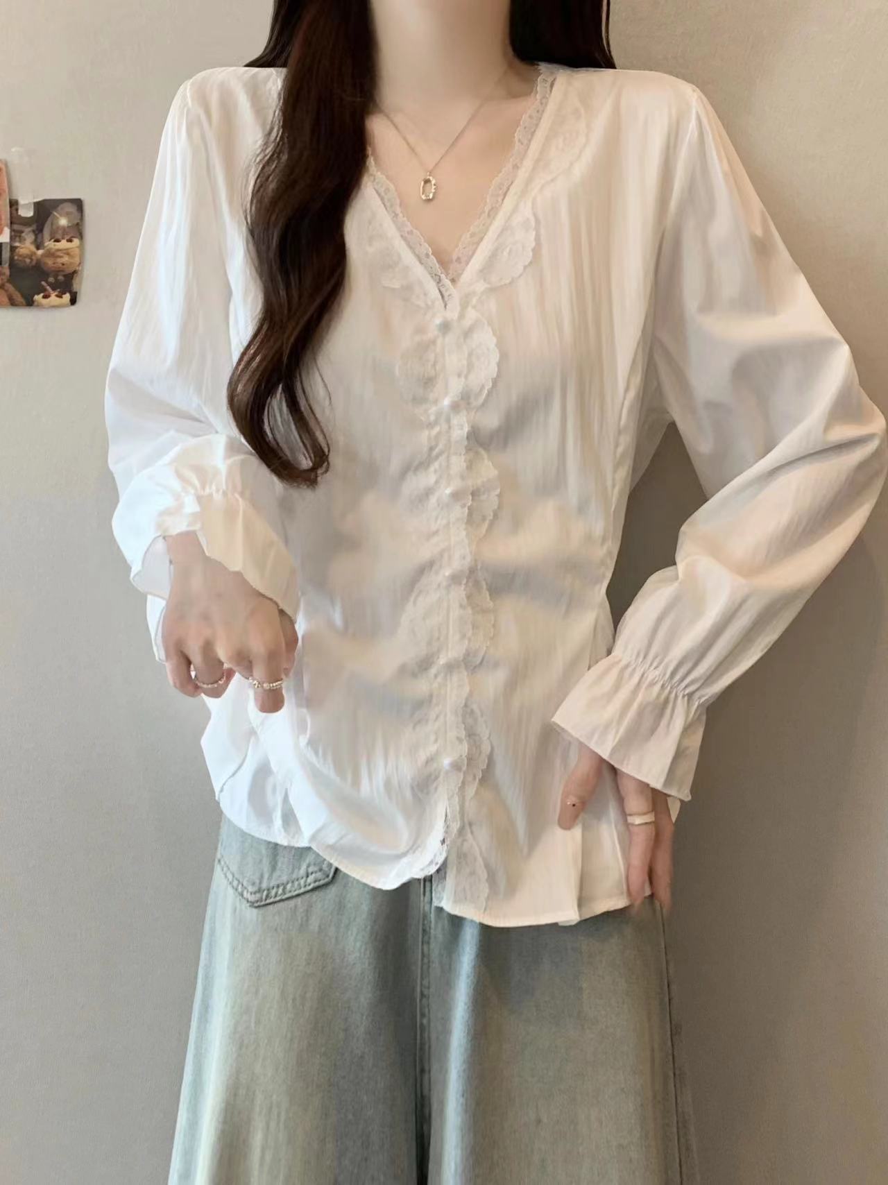 0222蕾丝花边V领长袖白色衬衫