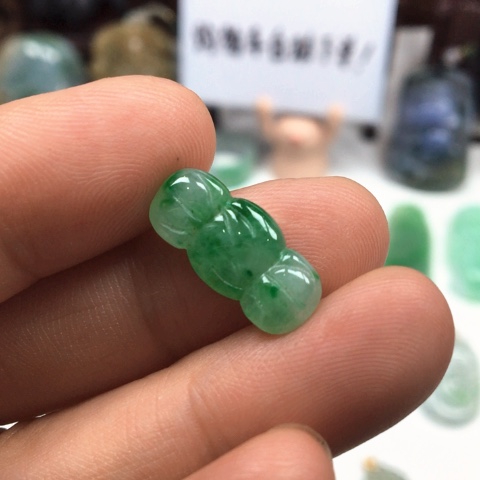 翡翠未镶嵌颈饰糖