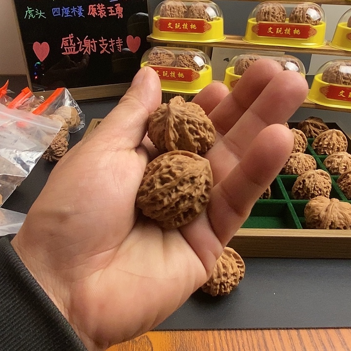 大叶紫檀（黑酸枝木类）文玩核桃