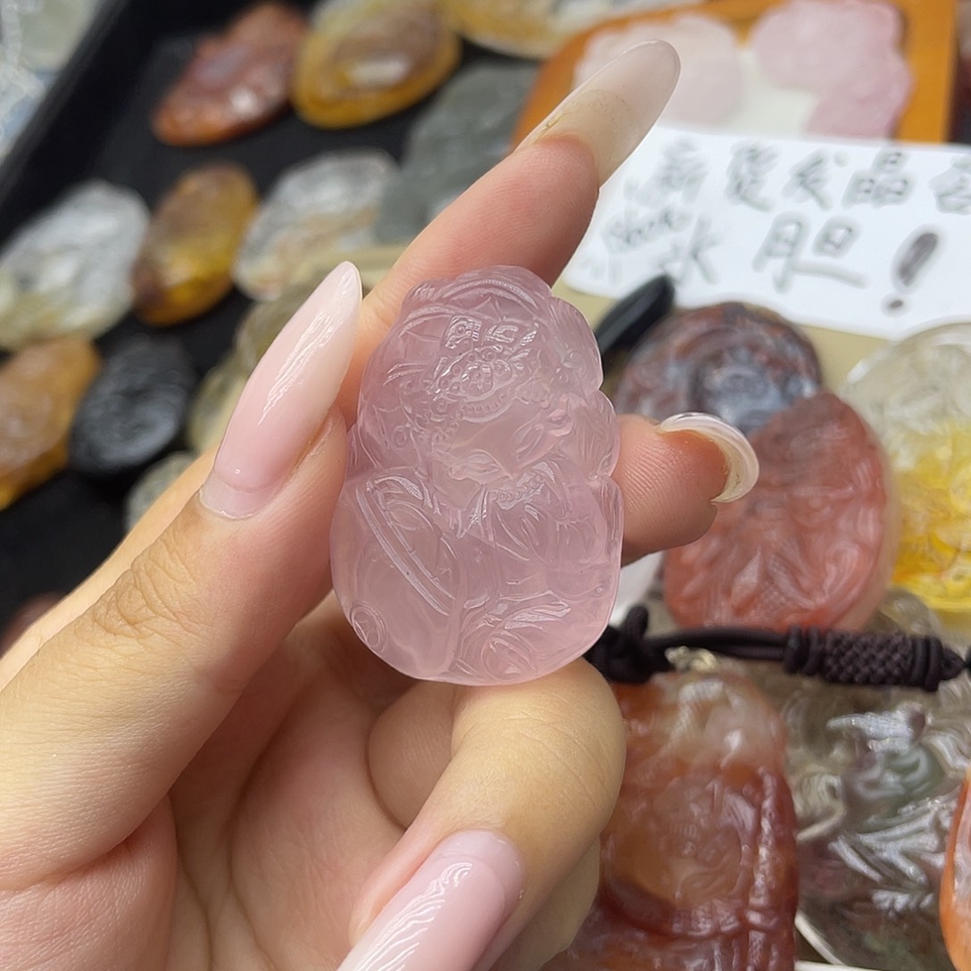 颈饰未镶嵌水晶是***～天然