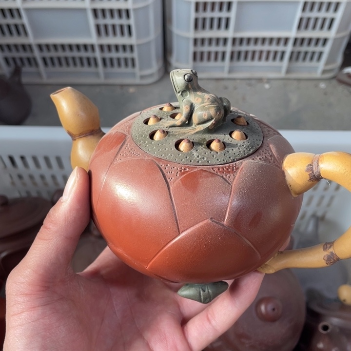 老厂紫砂壶一件。