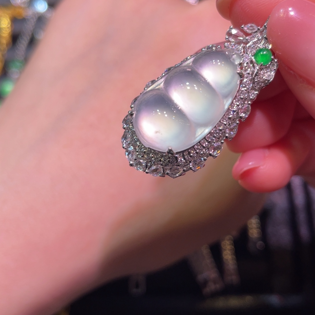 颈饰18K金镶嵌翡翠豆子