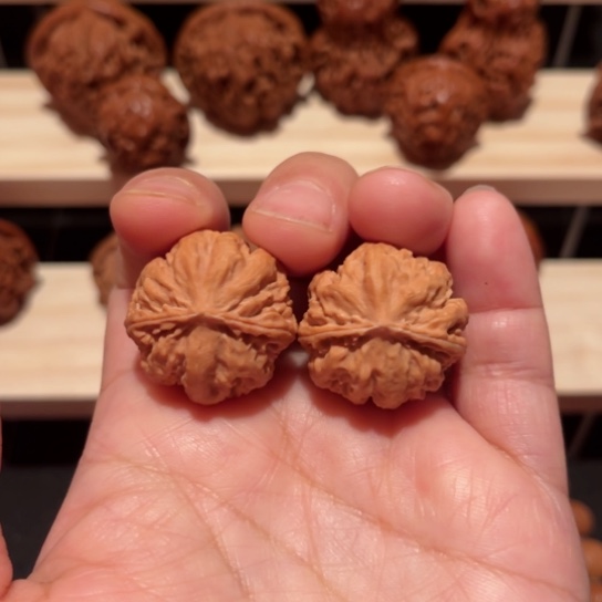 文玩核桃吊坠白狮手捻