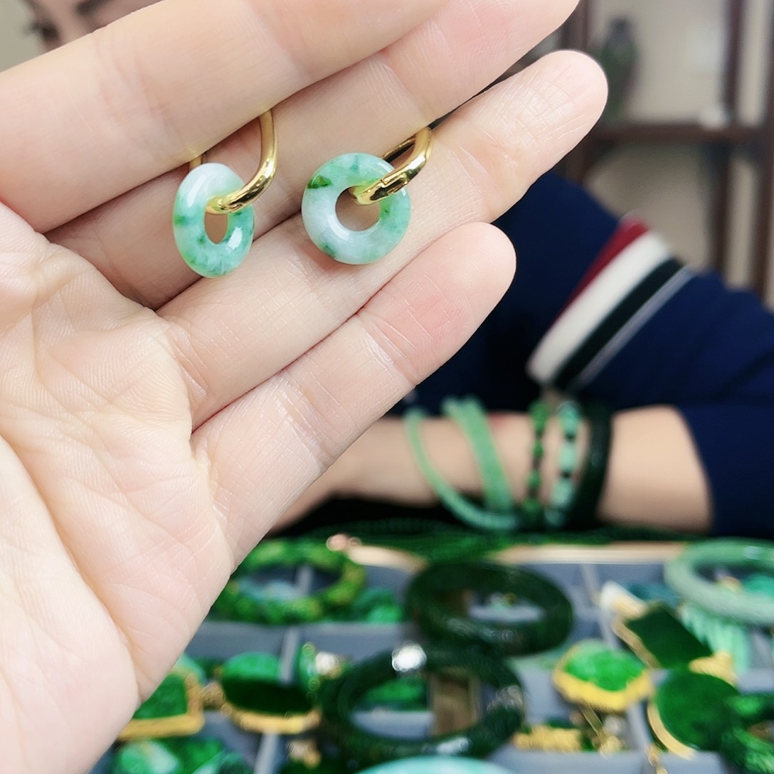 翡翠颈饰未镶嵌耳饰