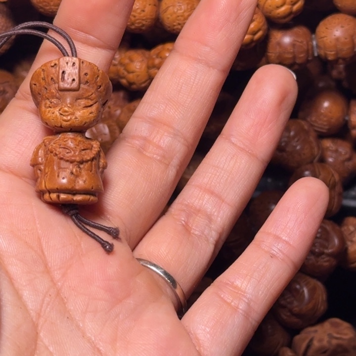 桃核吊坠你****?小僵尸桃核