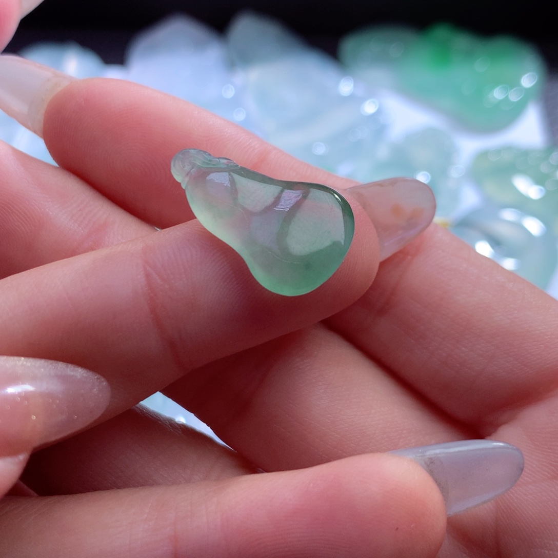 翡翠未镶嵌颈饰缅甸