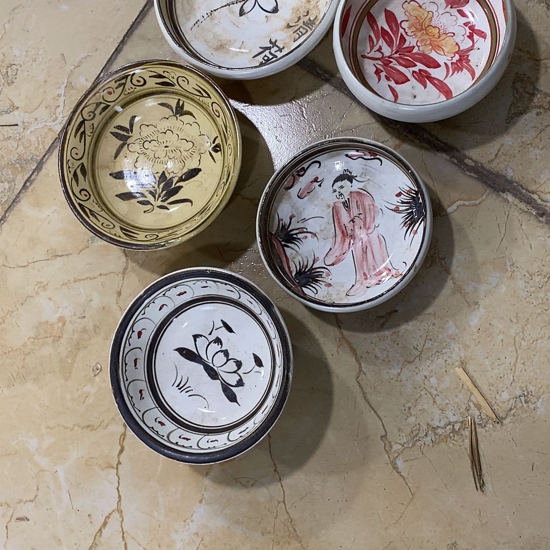 黄***～瓷片磁州窑的五个盘子