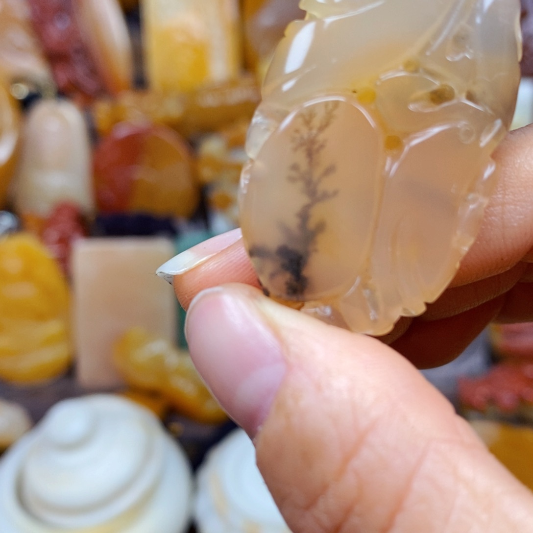 石英质玉（黄龙玉）颈饰未镶嵌