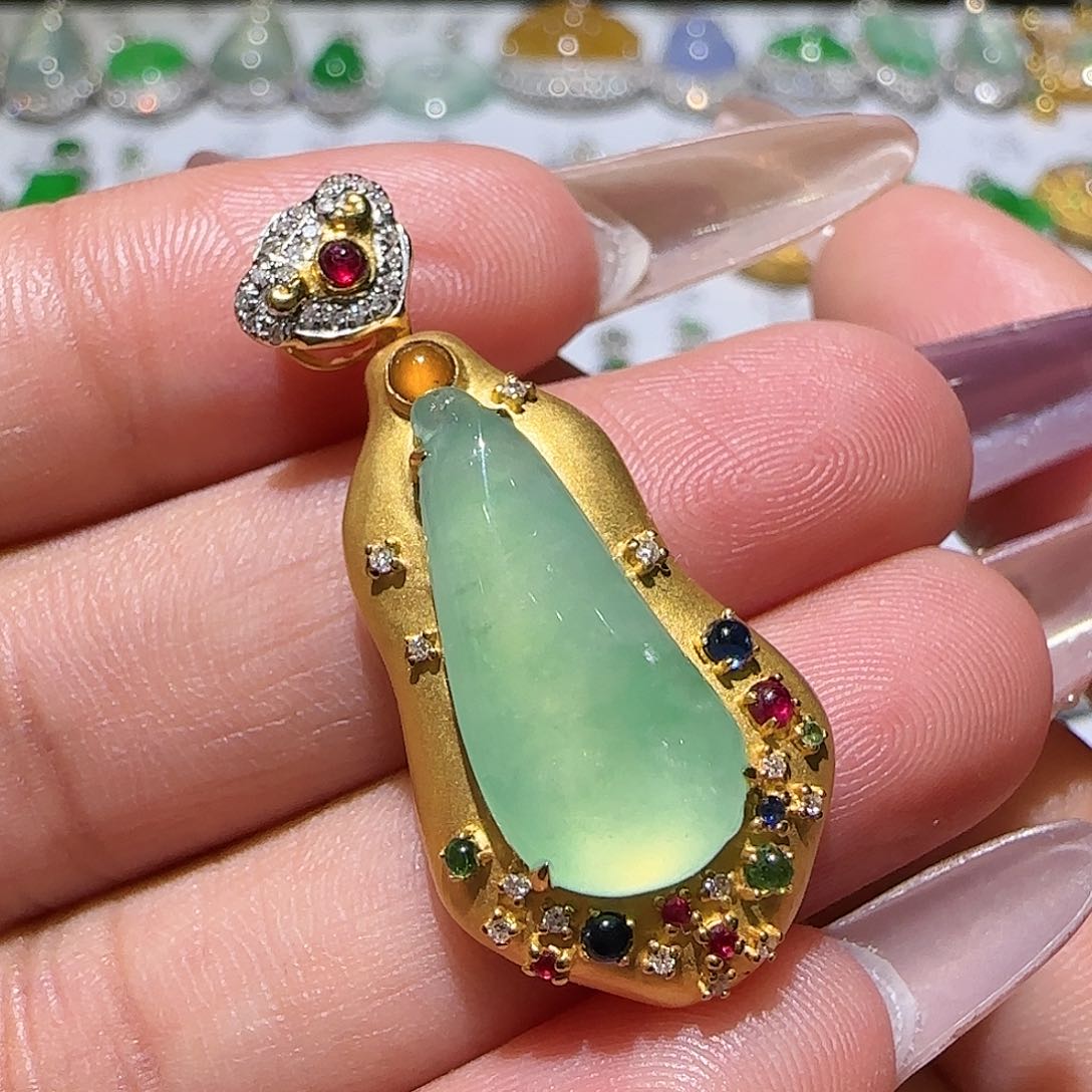 【闪购商品】颈饰18K金镶嵌翡翠天然