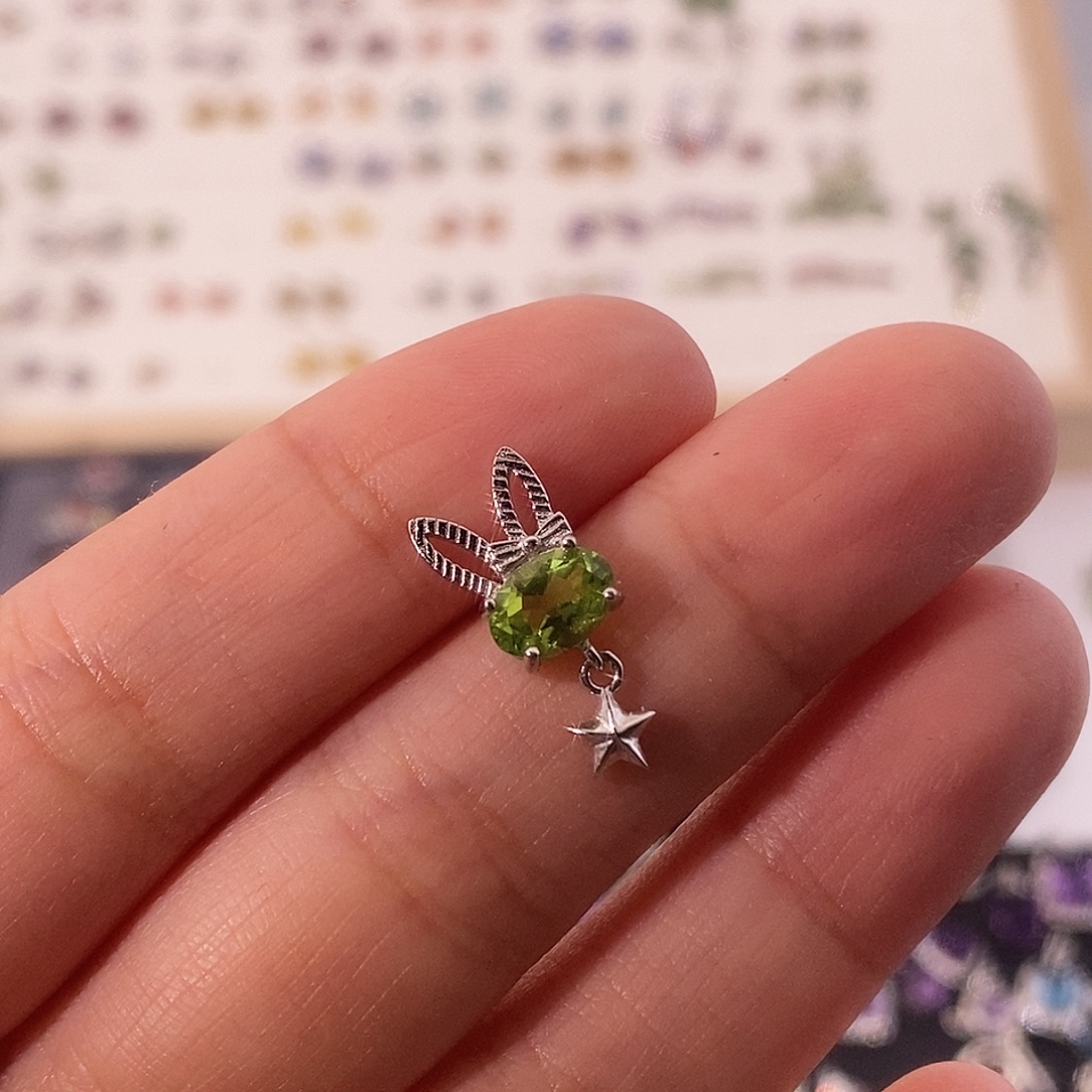 奥***特橄榄石银S925镶嵌耳饰