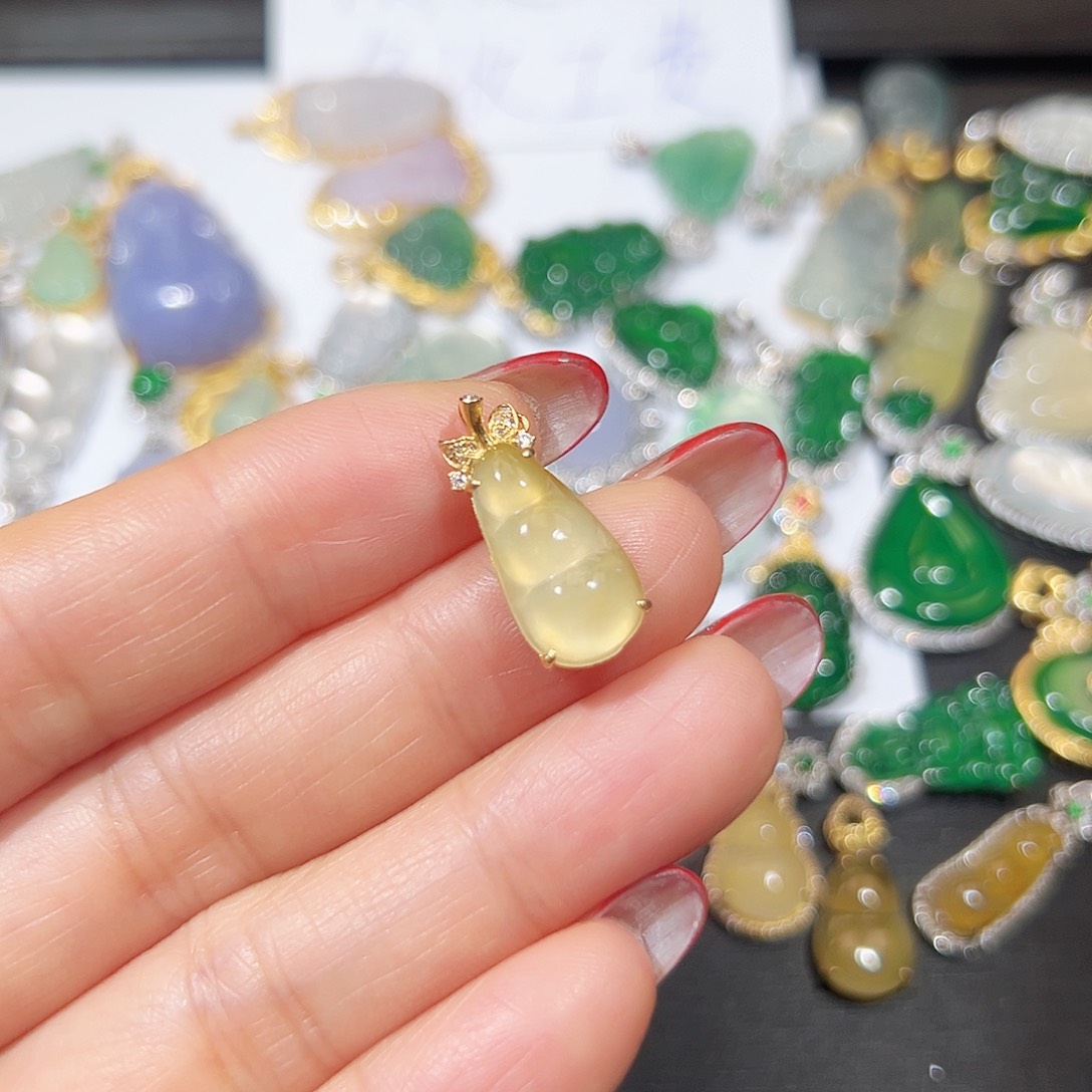 翡翠吊坠(不含链)18K金镶嵌