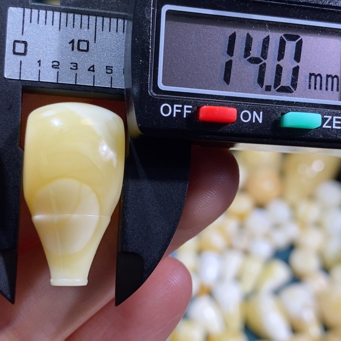 琥珀裸石未镶嵌配饰