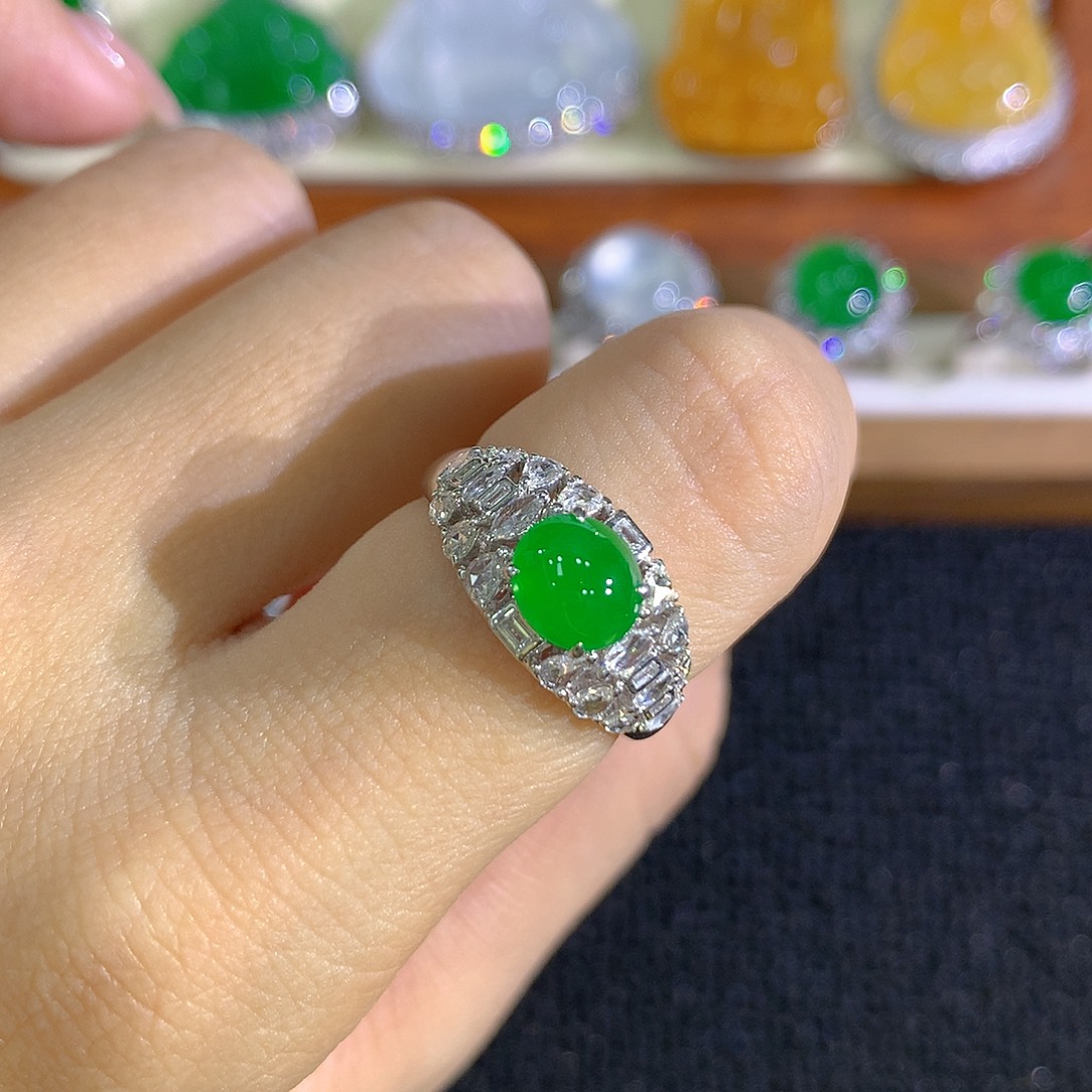 翡翠18K金镶嵌戒指蛋面