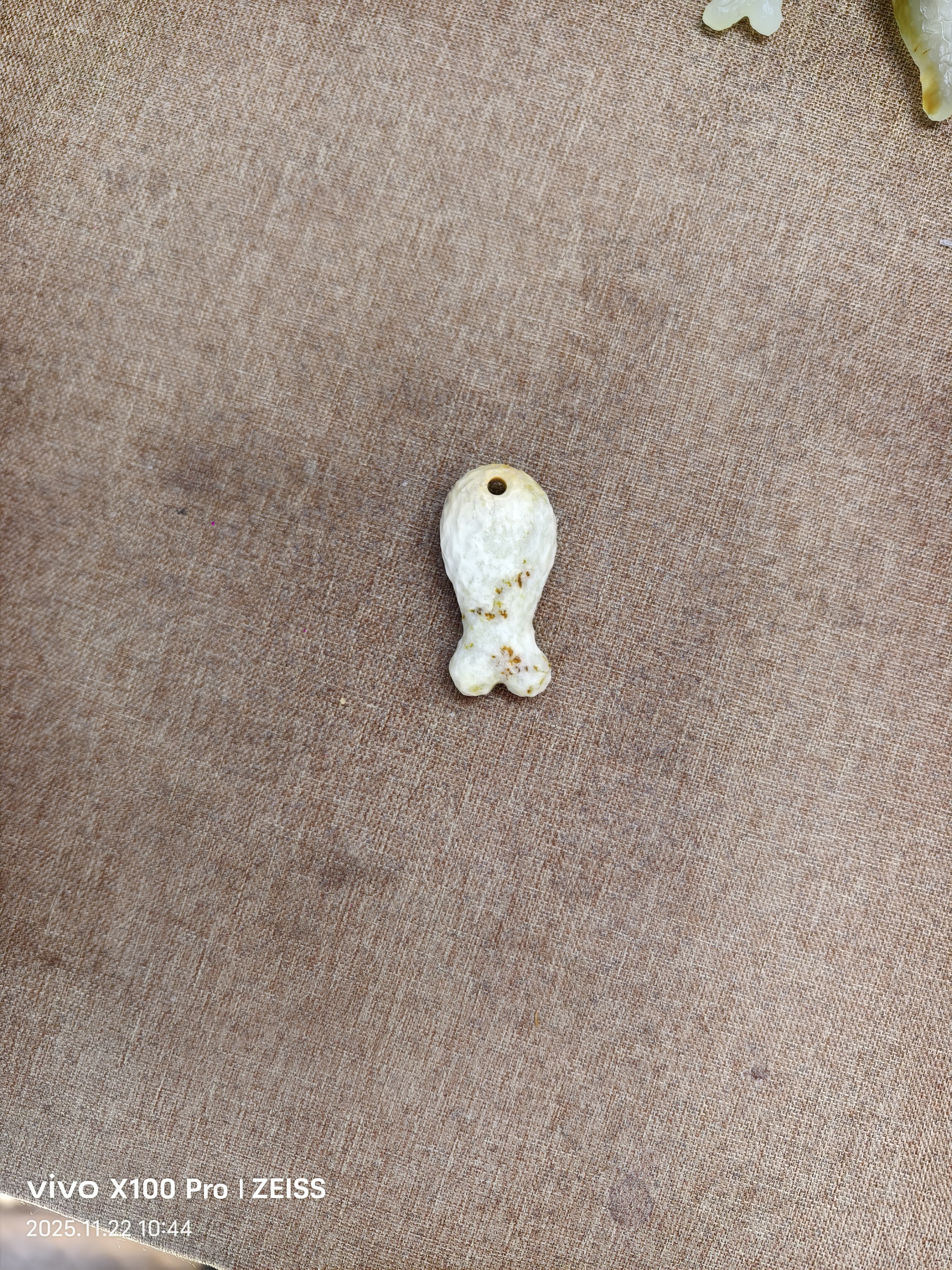 纯天然岫玉手工雕刻复古锤纹花玉大胖鱼