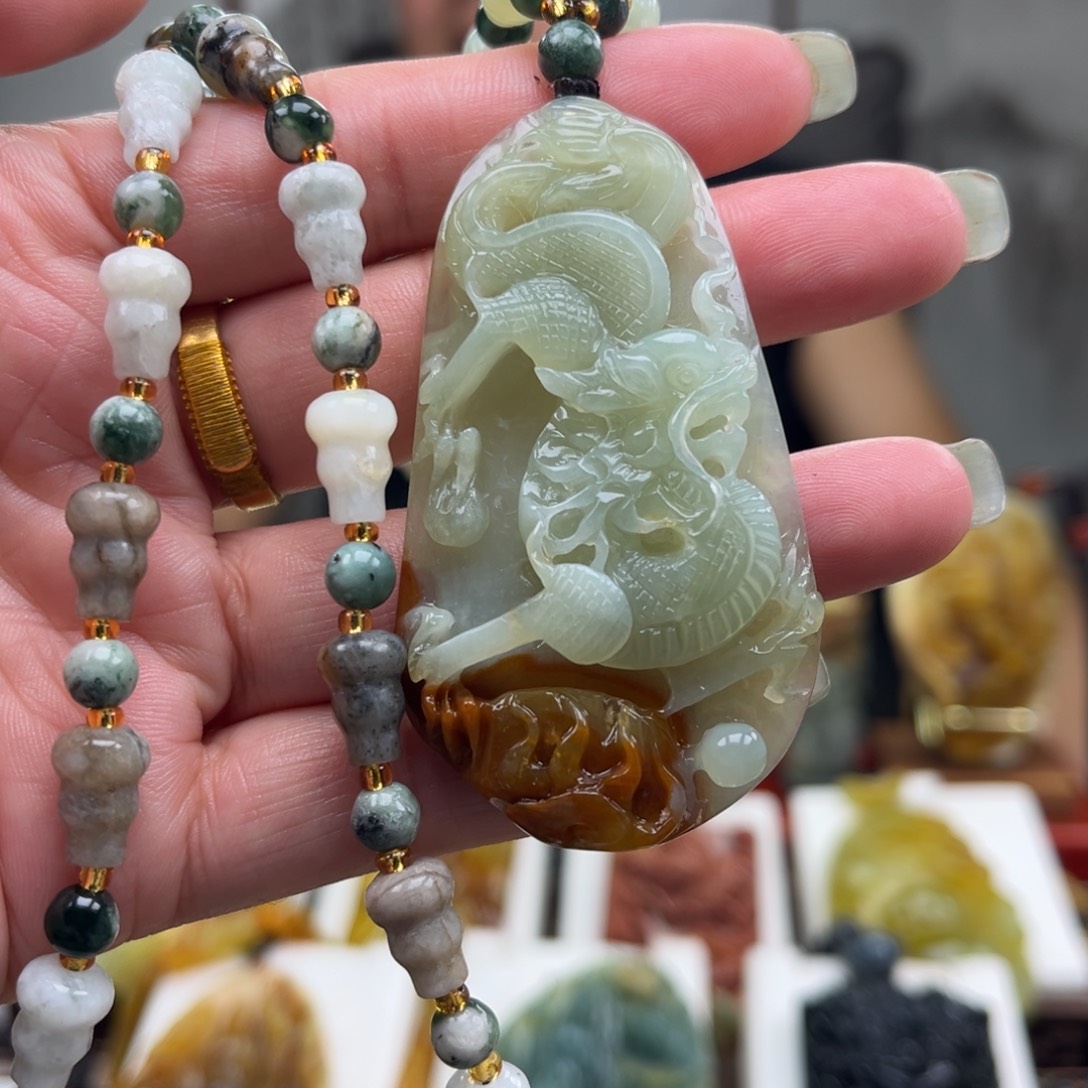 蛇纹石玉未镶嵌颈饰挂件