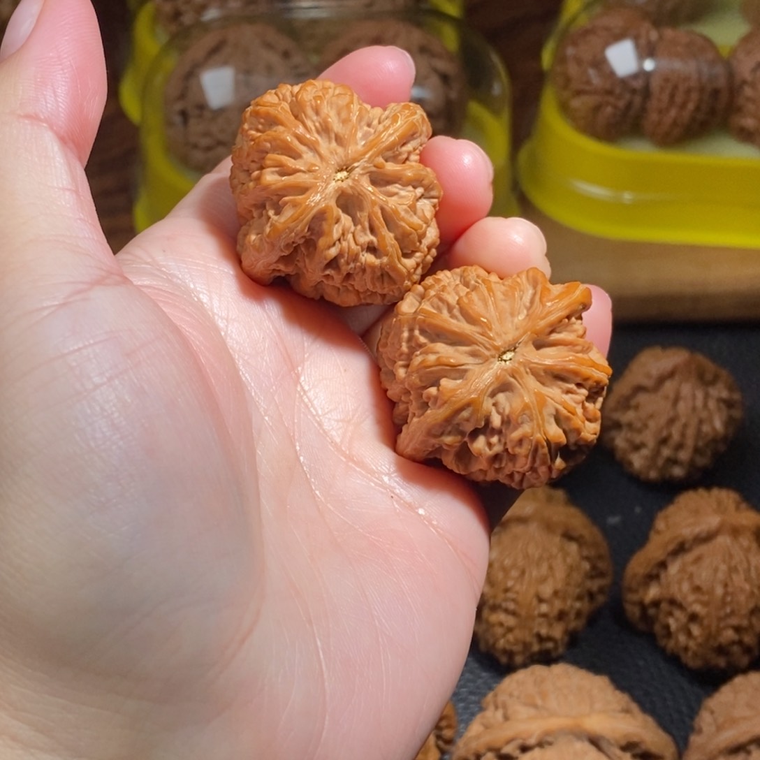 文玩核桃把件36野生鸡心