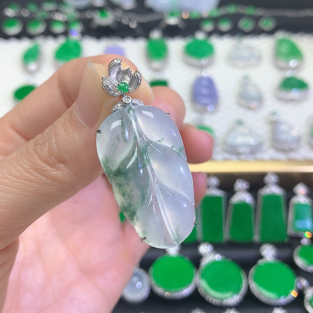 颈饰18K金镶嵌翡翠吊坠