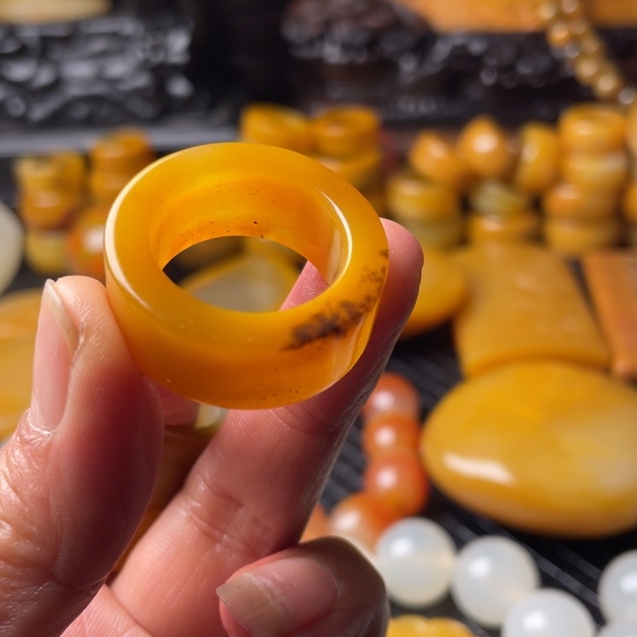 未镶嵌石英质玉（黄龙玉）颈饰