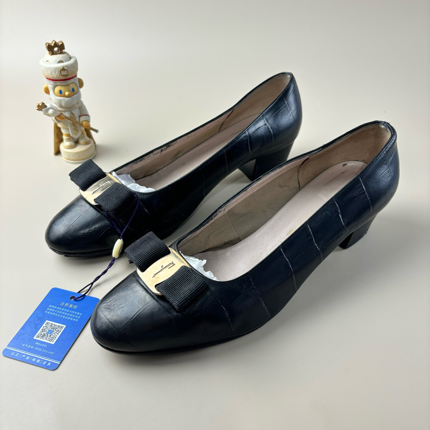 95新 FERRAGAMO/菲拉格慕 黑金蝴蝶结鳄鱼皮低跟鞋 38.5码YLP2952