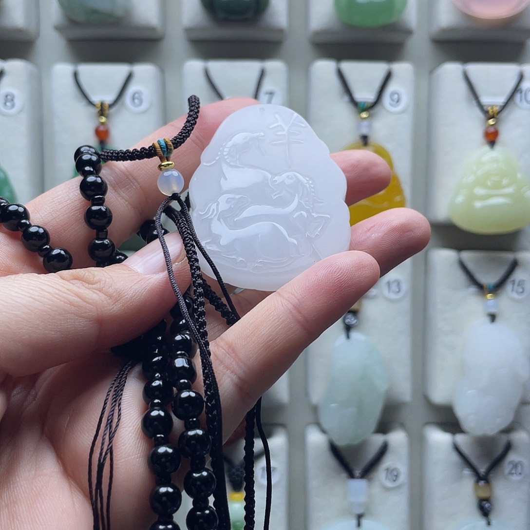 石英质玉（金丝玉）未镶嵌颈饰