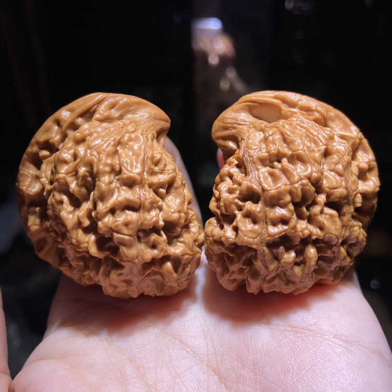 异形鹰嘴文玩核桃麒麟纹大官帽手把件 42边40肚39高