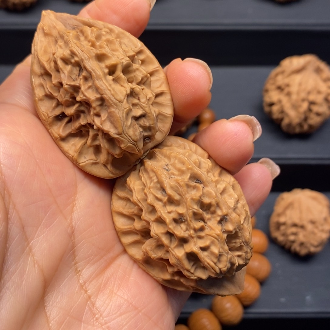 秦岭南侧为三叠瀑布环绕其间