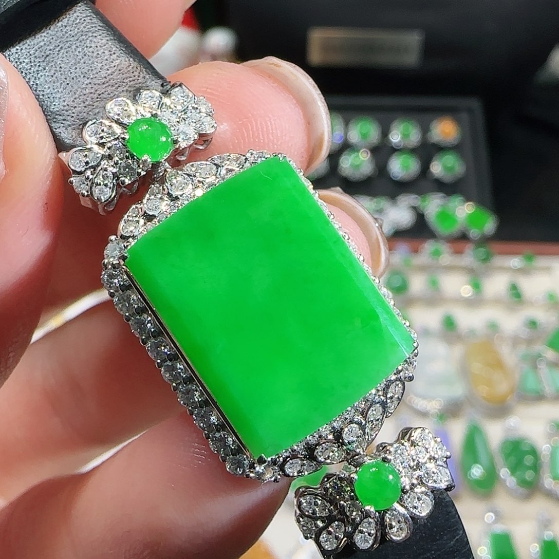 翡翠吊坠(不含链)18K金镶嵌