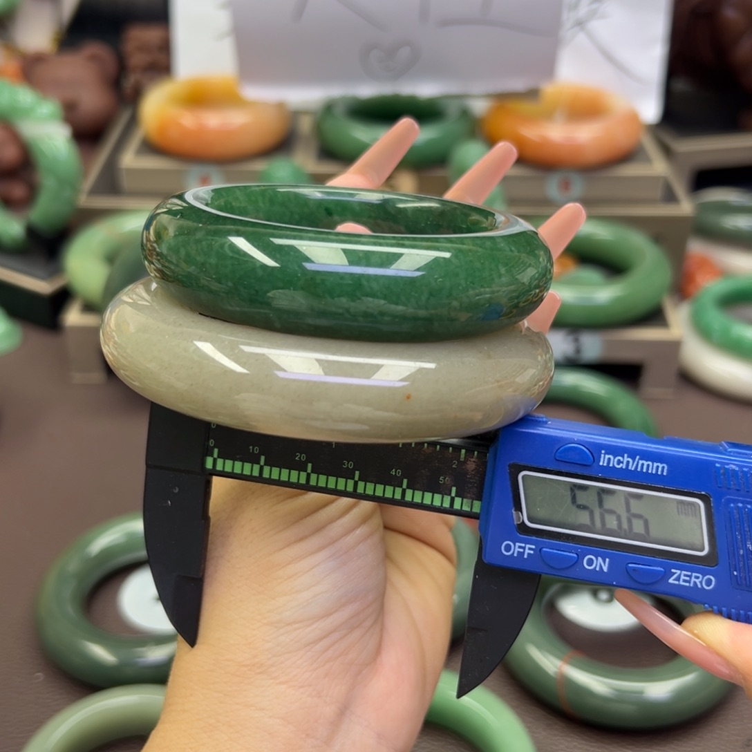 未镶嵌手镯石英岩玉