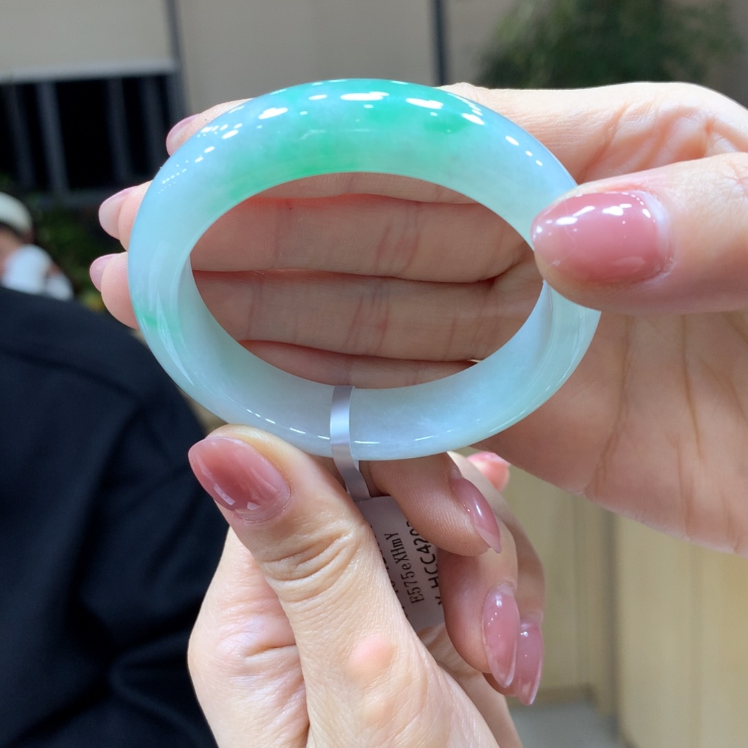 翡翠手镯未镶嵌不退不换