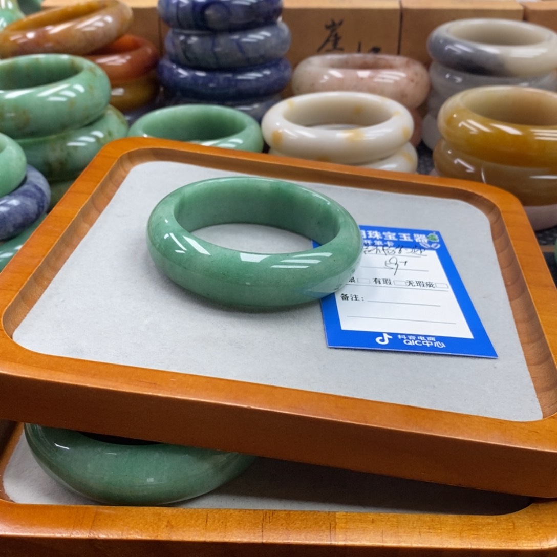 幸****石英质玉手镯未镶嵌