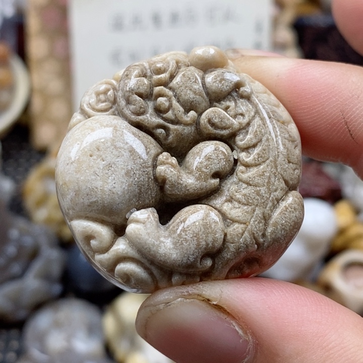 颈饰未镶嵌硅化珊瑚（珊瑚玉）有瑕 小