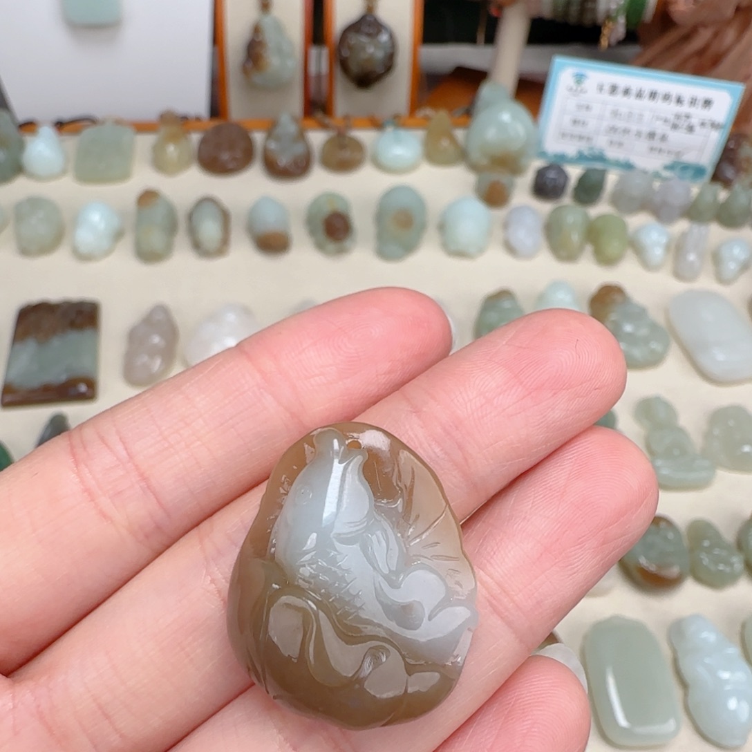 咔***噜和田玉未镶嵌颈饰