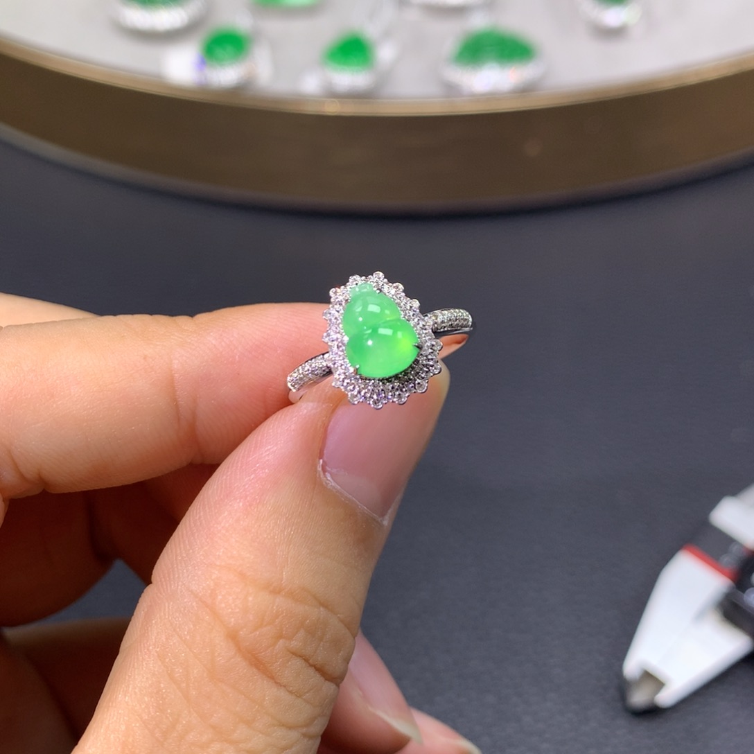 翡翠戒指18K金镶嵌翡翠