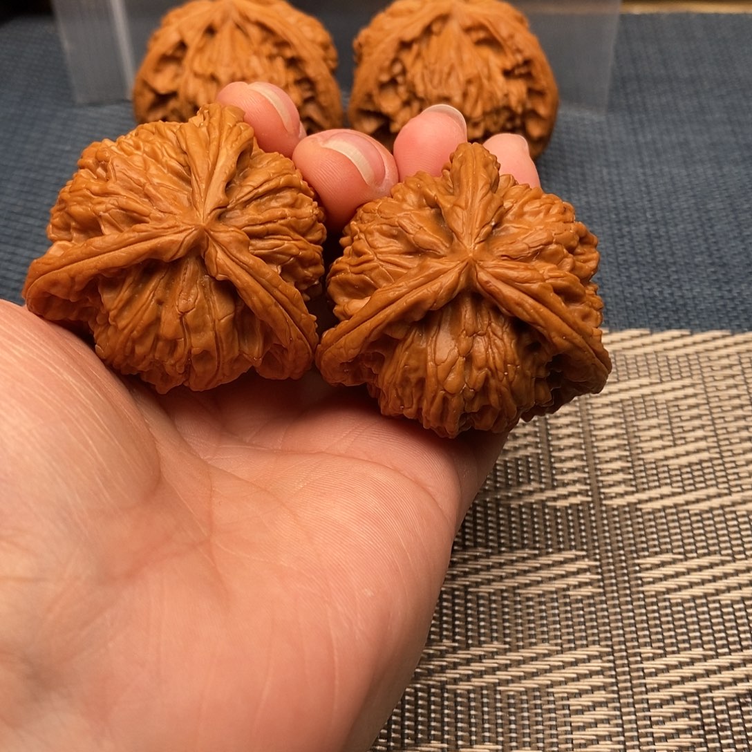 @***哥吊坠文玩核桃三棱