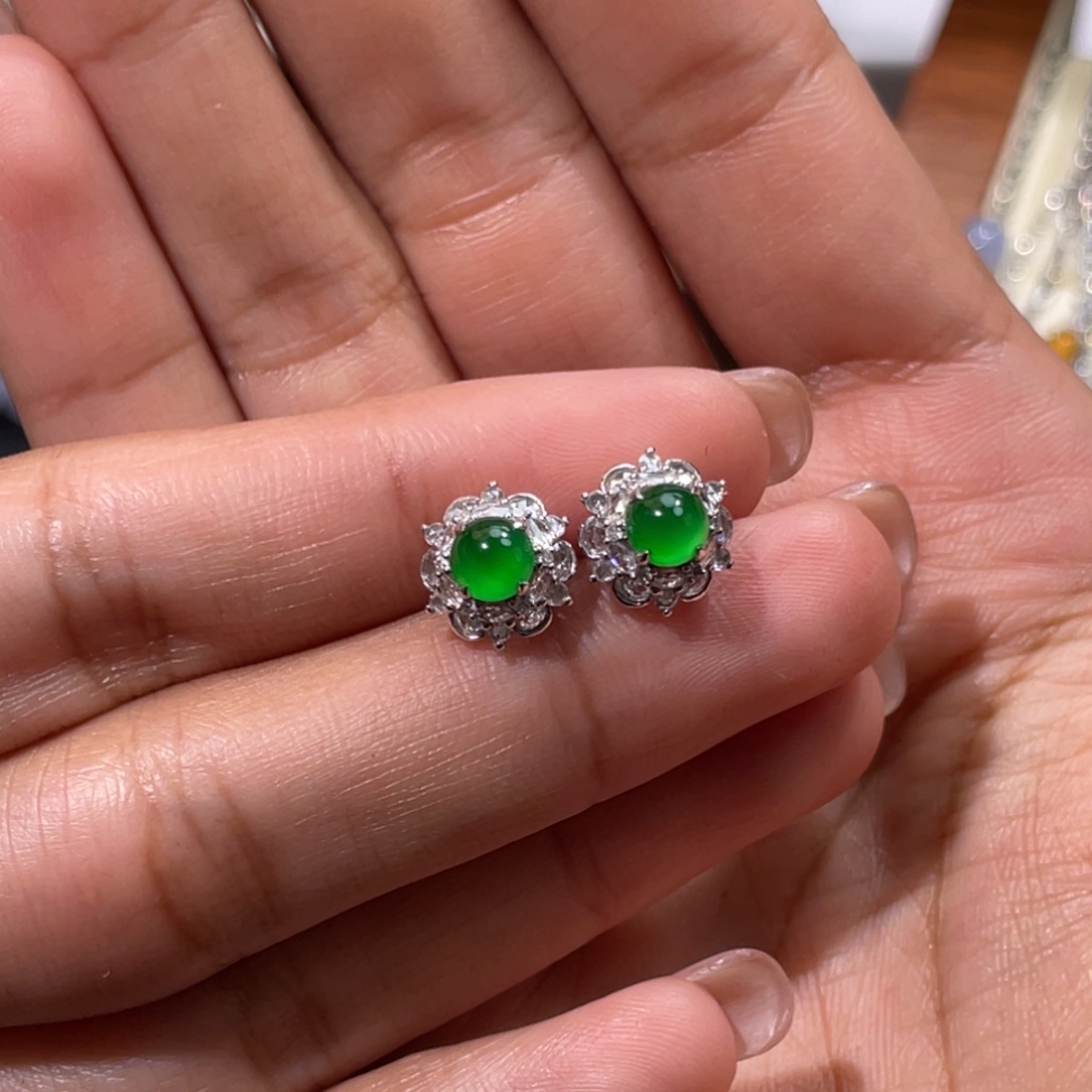 翡翠18K金镶嵌颈饰阳绿高冰耳钉