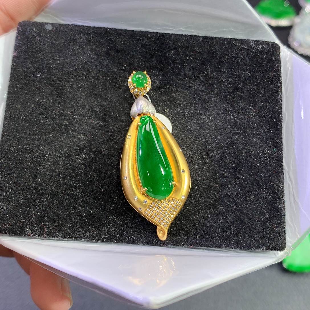 翡翠18K金镶嵌吊坠(赠链)