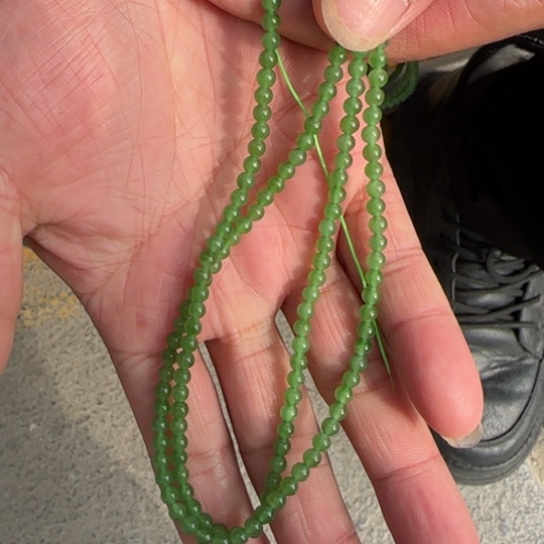 和田玉颈饰未镶嵌俄罗斯乌兰海苹果绿卡4无黑点