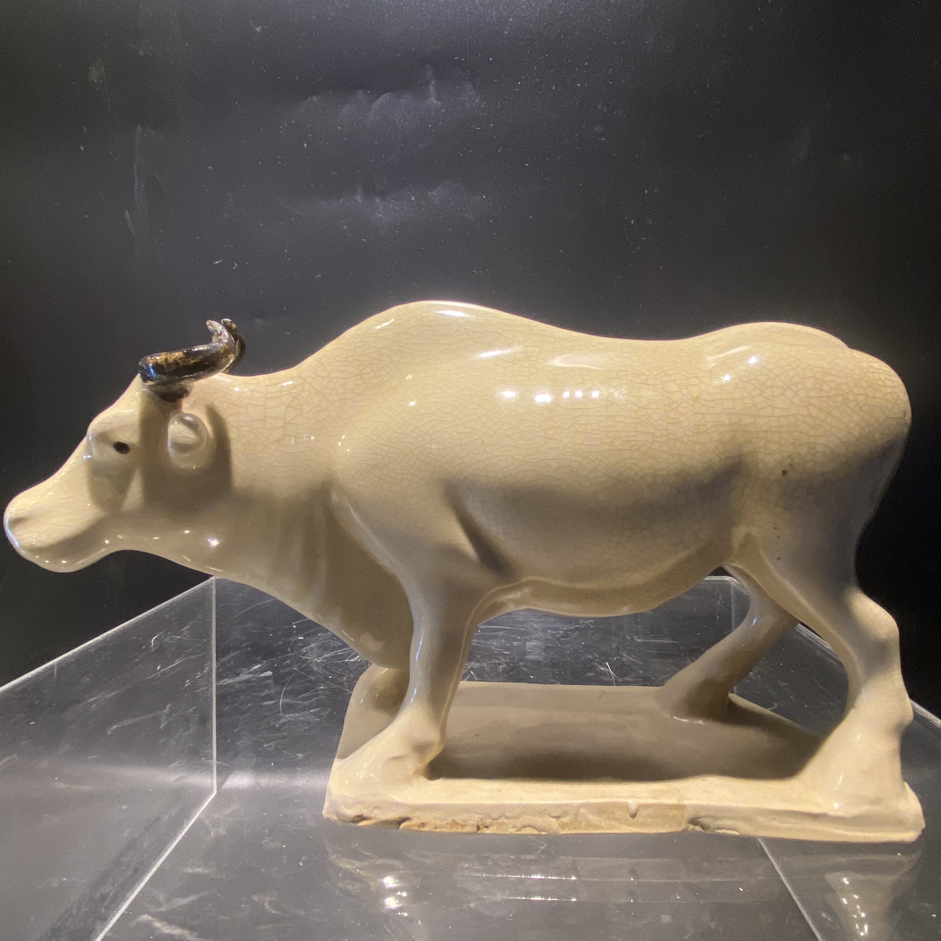 无款 仿哥釉瓷雕牛摆件