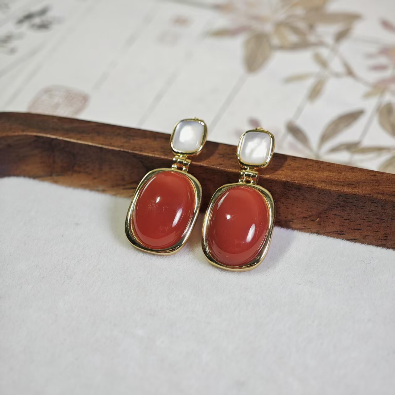 【Y】BD062511南红蛋面耳钉白贝